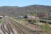 Deutsch: Bahnhof Löbau (Sachs), Blick von der Weißenberger Brücke; im Hintergrund der Löbauer Berg