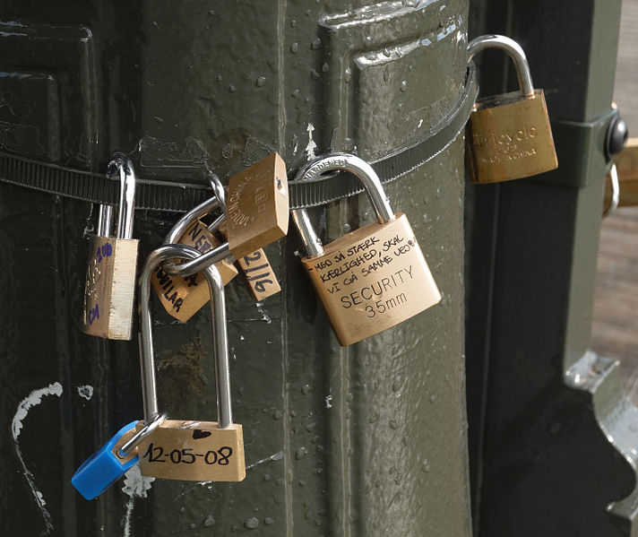 File:2016-04-26 17-30-56 cadenas-amour-pont-des-arts.jpg