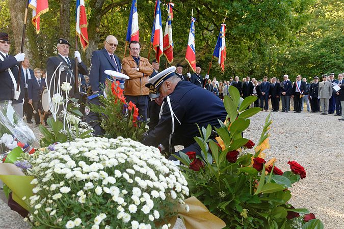 Dépôt de gerbe par le sous-préfet.