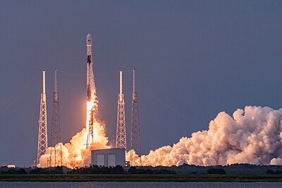 Peluncuran roket Falcon 9 oleh SpaceX di fasilitas SLC-40 milik Angkatan Antariksa Amerika Serikat.