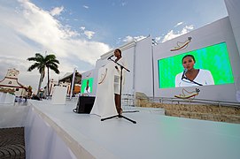 A Hostess Presiding Over the Peace Ceremony Between the Government and FARC (29663160240).jpg