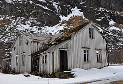 Abandoned house in Gimsøysand, Gimsøy Island, Lofoten, Norway.JPG