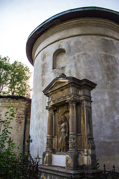 File:Absida semi-circulară a altarului și monument funerar - biserica armeano-Gregoriană Botoșani.jpg