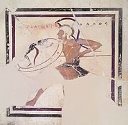 Hoplite armé. Inscriptions (des noms et kalos) en partie effacées[51]. Terre cuite: fond blanc, figure rouge, H. 65,5 cm. 525-475. Acropole