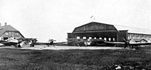 Der 1922 gebaute Stahlbeton-Hangar von Aeronaut auf dem Flugplatz Tallinn-Lasnamäe, ca. 1925. Im Bild die Maschinen der Marke Sablatnig P III und Junkers F 13.