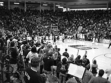 Aggies animando a su equipo de baloncesto en el Dee Glen Smith Spectrum.jpg