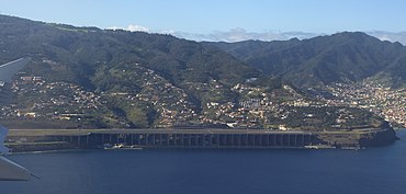 Anflug auf Madeira. Blick auf die Landebahn auf Betonpfeilern