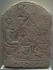 Akhenaton ve bir firavun kraliçesini veya bir firavunu tasvir eden stel