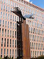 Català: Al llibre, Sur le livre. C. Moià, 5, Institut Francès (Barcelona). Escultor: Josep Guinovart, signada. Material: acer corten i acer inoxidable. 1992. This is a photo of public art indexed in the cataloge Art Públic of Barcelona (Spain) under the code number 5914-1 (prefixed with territorial id: 08019/5914-1) Object location 41° 23′ 43.08″ N, 2° 09′ 06.34″ E  View all coordinates using: OpenStreetMap