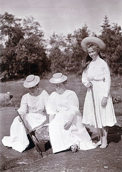 File:Alexandra Feodorovna, Olga Nikolaevna and Anna Vyrubova at Finnish skerries, Paatio island.jpg