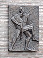 Almelo - Reliëf 'De Barmhartige Samaritaan' van Jan Gierveld op de achterzijde van stadskerk De Bleek 2.jpg