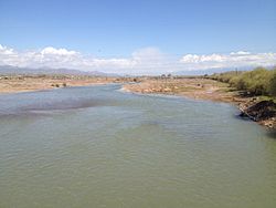 Река Ахангаран близ города Ахангаран