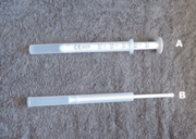 A: Applikator für Vaginalcremes mit Messskala zur genauen Dosierung. B: Applikator ohne Messskala.