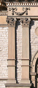 Pilastres cannelés jumeaux (étage supérieur du siège de la Cour de justice du Comté de Shelby à Sidney (Ohio, États-Unis).