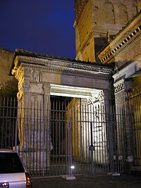 Vista del arco al anochecer.