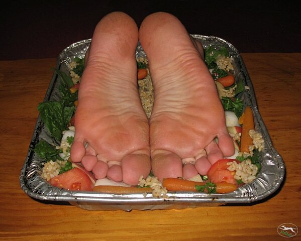 Dinner Volume IV - (Glutens to Gluttons) - Page 4 599px-Artist%C2%B4s_view_of_feet_on_a_plate