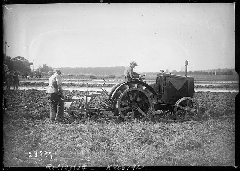 File:Aubergenville, 4-10-1927, semaine de motoculture, tracteur Renault.jpg