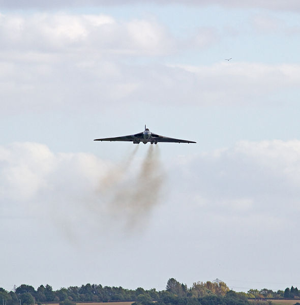 File:Avro Vulcan XH558 approaches Birmingham Airport 2 (8039918216).jpg