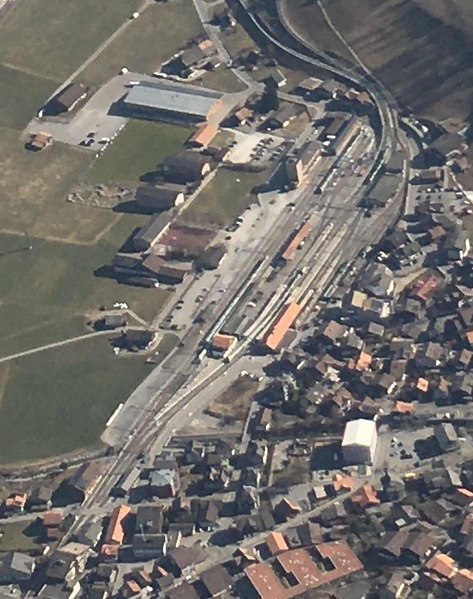 File:Bahnhof Zweisimmen, detail from aerial view, 2022.jpg