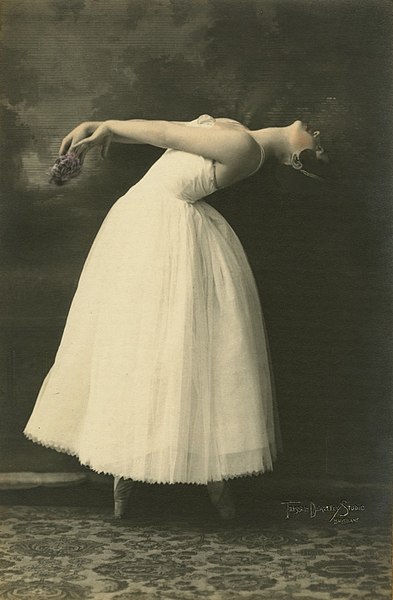 File:Ballet dancer Katharine Cook striking a pose, 1931 (29892825481).jpg
