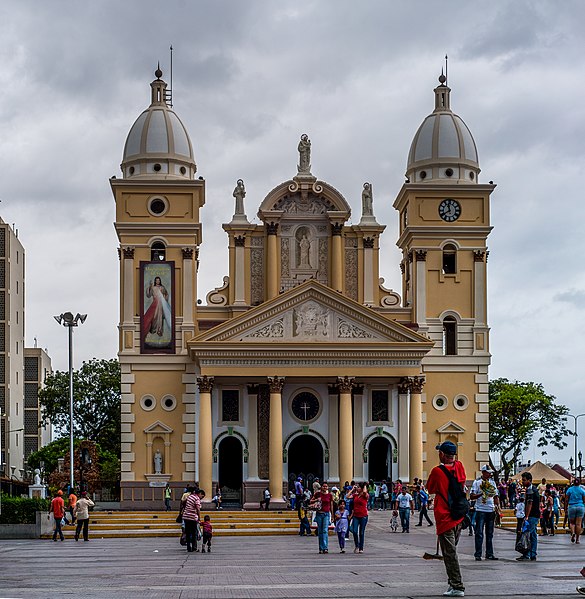 File:Basilica of chiquinquira.jpg