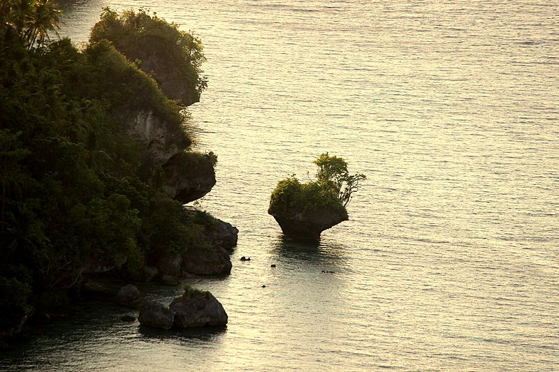 File:Batu siompu di kula - panoramio.jpg