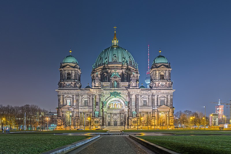 File:Berliner Dom, Westfassade, Nacht, 160309, ako.jpg