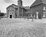 Het beeld naast de pastorie in 1977