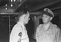 Spoor in gesprek met een oorlogsvrijwilliger bij het vertrek van het schip de Johan van Oldenbarnevelt naar Nederland, januari 1947