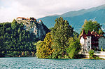 Le château à gauche et l'île du lac en avant plan.