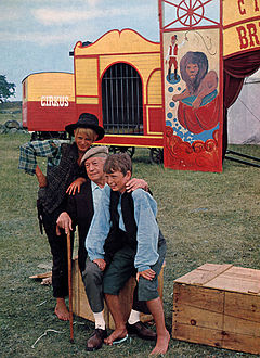 Från vänster: Stellan Skarsgård, Fritiof Nilsson Piraten och Reiner Albrecht framför cirkusen på Kiviks marknad vid inspelningen av TV-serien Bombi Bitt och jag 1967.