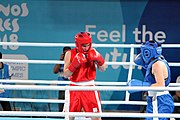 Deutsch: Boxen bei den Olympischen Jugendspielen 2018 Tag 12, 18. Oktober 2018 - Finale Leichtgewicht Mädchen – Oriana Saputo (Argentinien, blau) schlägt Emma Lawson (Australien, rot) 5-0; Ringrichter ist José Romero (Spanien). English: Boxing at the 2018 Summer Youth Olympics on 18 October 2018 – Girls' lightweight Bronze Medal Bout – Oriana Saputo (Argentina, blue) wins over Emma Lawson (Australie, red) 5-0; Referee is José Romero (Spain). Español: Boxeo en los Juegos Olímpicos Juveniles de Verano de 2018 en 18 de octubre de 2018 - Combate de medalla de bronce de las niñas: Oriana Saputo (Argentina, azul) gana a Emma Lawson (Australie, roja) 5-0; Árbitro es José Romero (España).