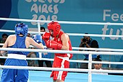 Deutsch: Boxen bei den Olympischen Jugendspielen 2018 Tag 12, 18. Oktober 2018 - Finale Leichtgewicht Mädchen – Oriana Saputo (Argentinien, blau) schlägt Emma Lawson (Australien, rot) 5-0; Ringrichter ist José Romero (Spanien). English: Boxing at the 2018 Summer Youth Olympics on 18 October 2018 – Girls' lightweight Bronze Medal Bout – Oriana Saputo (Argentina, blue) wins over Emma Lawson (Australie, red) 5-0; Referee is José Romero (Spain). Español: Boxeo en los Juegos Olímpicos Juveniles de Verano de 2018 en 18 de octubre de 2018 - Combate de medalla de bronce de las niñas: Oriana Saputo (Argentina, azul) gana a Emma Lawson (Australie, roja) 5-0; Árbitro es José Romero (España).