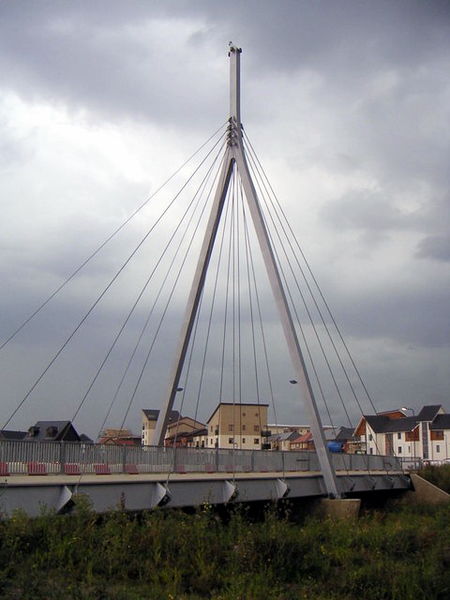 File:Bridge in Broughton, Milton Keynes in 2006.jpg