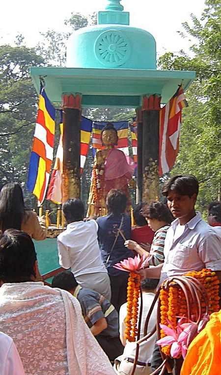 ไฟล์:Buddha_in_Venuvana_Rajgir,_Bihar,_India.jpg