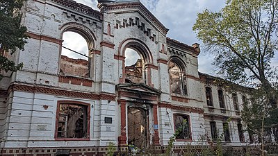 Будівля після боїв за Ізюм під час вторгнення російських військ в Україну у 2022 році