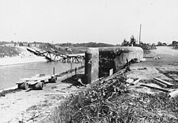 Eine durch belgische Streitkräfte zerstörte Brücke über den Albert-Kanal, 23. Mai 1940