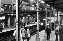 Platform E (Erkner line) with departing train, platform D on the left, platform F above, 1981 Bundesarchiv Bild 183-Z1204-015, Berlin, S-Bahnhof Ostkreuz.jpg