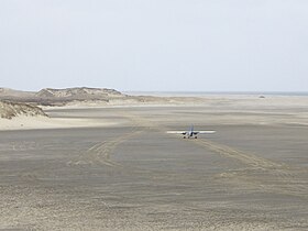 Een Britten-Norman Islander op het strand die dienst doet als wandelpad (2007).