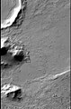 Imagem em contexto do CTX para as próximas duas imagens da plataforma de detritos ao redor do montículo.