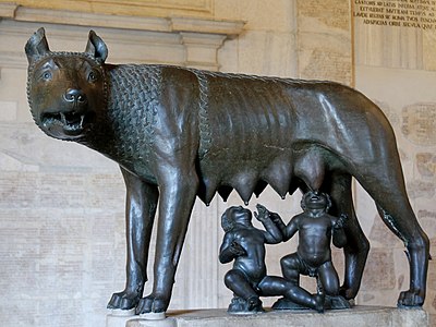 카피톨리니 미술관의 카피톨리나 늑대상. 전설에 의하면 로마는 기원전 753년 늑대에게서 길러진 로물루스와 레무스에 의해 건국되었다고 한다.