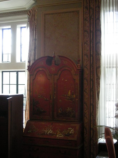 File:Casa Loma July 2010 34 (Guest Room dresser detail).JPG