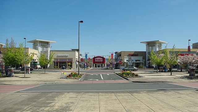 Cascade Station shopping center, which Bechtel developed in exchange for building the Airport MAX