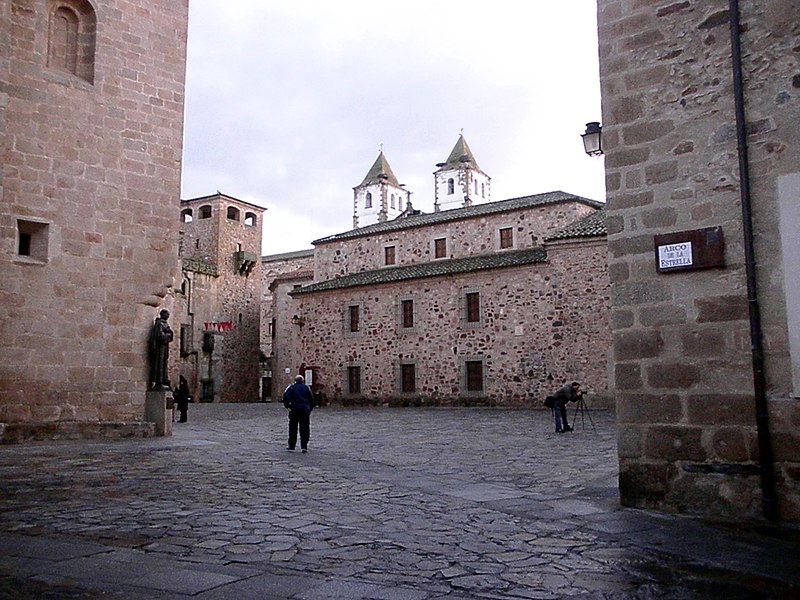 File:Centro histórico de Cáceres (9840700563).jpg