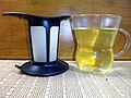 茶漉しつきマグカップの蓋は茶漉しの台として使用できる
