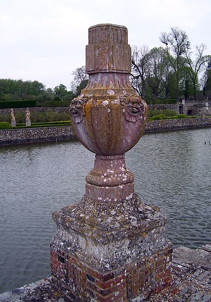 File:Chateau de Beaumesnil statue.jpg