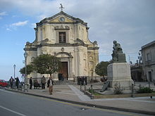 Piazza Carnovale, chiesa di San Francesco e monumento a Tommaso Campanella