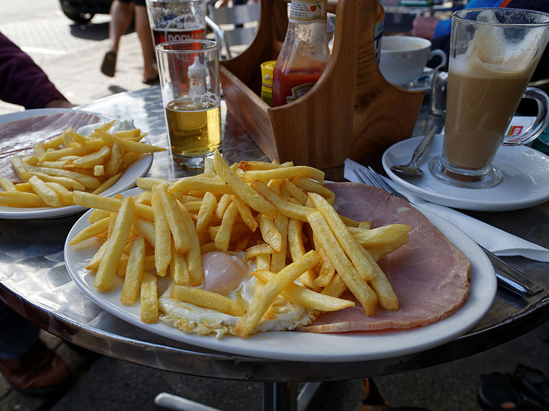 File:Chips with ham and egg at Epping Essex, England.jpg