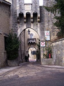 Porte de la ville Saint-Marin.jpg