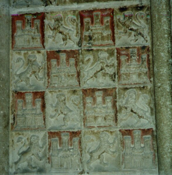 Checkered banner featuring the castle of Castile and the lion of León in the cathedral of Burgos.